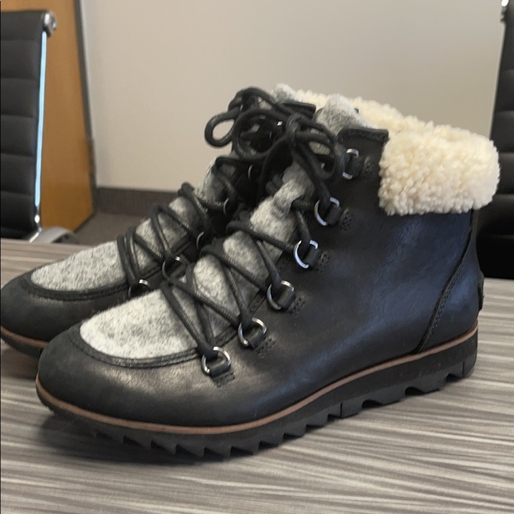 Beautiful women’s black leather Sorel boots. Size 7.